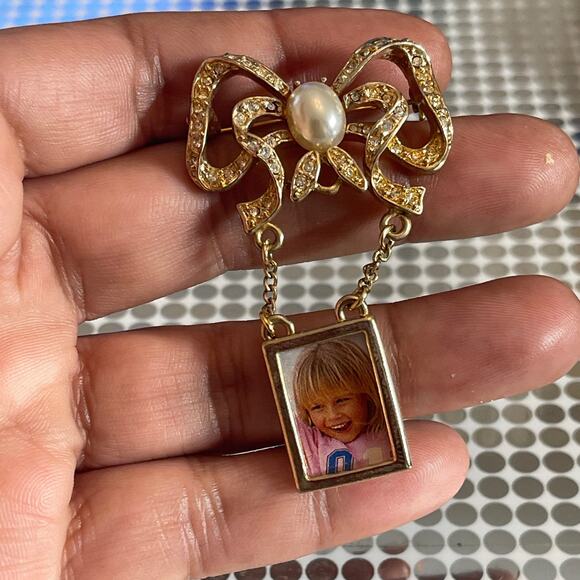 Vintage Bow Rhinestone Brooch Faux Pearl Cabochon Stone Pic Frame B#7 - Picture 5 of 11